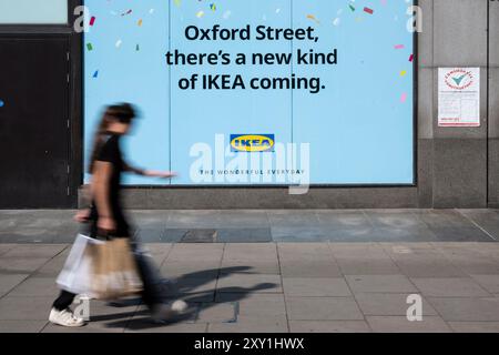 Londres, Royaume-Uni. 27 août 2024. L’extérieur de l’ancien fleuron Top Shop d’Oxford Circus annonce l’arrivée du nouveau magasin du centre-ville d’IKEA en 2025. Les commentateurs ont déclaré qu’Oxford Street, autrefois la rue commerçante la plus fréquentée d’Europe, a encore besoin d’un coup de pouce indispensable. Credit : Stephen Chung / Alamy Live News Banque D'Images