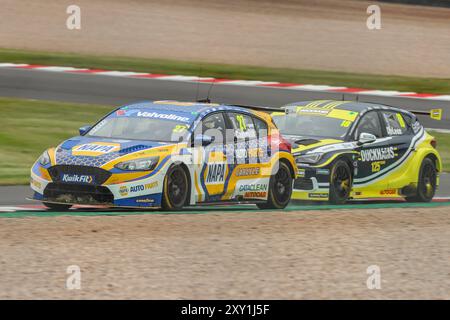 Donington Park, le 25 août 2024, Dan Cammish défend de Daryl DeLeon , pendant la course BTCC Donington Park, Derby, East Midlands Banque D'Images