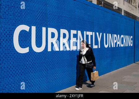 Londres, Royaume-Uni. 27 août 2024. L’extérieur de l’ancien fleuron Top Shop d’Oxford Circus annonce l’arrivée du nouveau magasin du centre-ville d’IKEA en 2025. Les commentateurs ont déclaré qu’Oxford Street, autrefois la rue commerçante la plus fréquentée d’Europe, a encore besoin d’un coup de pouce indispensable. Credit : Stephen Chung / Alamy Live News Banque D'Images