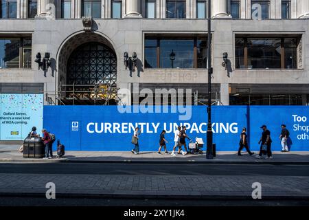 Londres, Royaume-Uni. 27 août 2024. L’extérieur de l’ancien fleuron Top Shop d’Oxford Circus annonce l’arrivée du nouveau magasin du centre-ville d’IKEA en 2025. Les commentateurs ont déclaré qu’Oxford Street, autrefois la rue commerçante la plus fréquentée d’Europe, a encore besoin d’un coup de pouce indispensable. Credit : Stephen Chung / Alamy Live News Banque D'Images