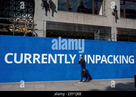 Londres, Royaume-Uni. 27 août 2024. L’extérieur de l’ancien fleuron Top Shop d’Oxford Circus annonce l’arrivée du nouveau magasin du centre-ville d’IKEA en 2025. Les commentateurs ont déclaré qu’Oxford Street, autrefois la rue commerçante la plus fréquentée d’Europe, a encore besoin d’un coup de pouce indispensable. Credit : Stephen Chung / Alamy Live News Banque D'Images