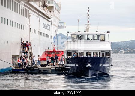 Cannes France, Norwegian Cruise Line NCL navire, évasion itinéraire de 10 jours de la mer Méditerranée, bateau d'appel d'offres transportant des passagers vers le Vieux Port, l'Europe française Banque D'Images