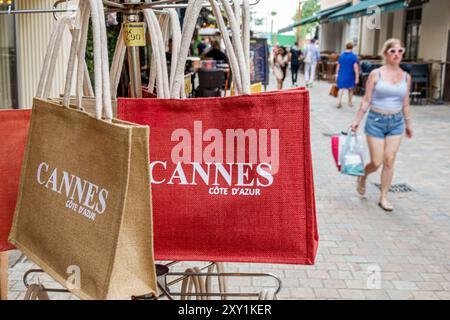 Cannes France,le Suquet vieux quartier,Centre Croisette,Rue Meynadier,quartier commerçant,rue piétonne,shopping fourre-tout souvenirs,affichage s Banque D'Images