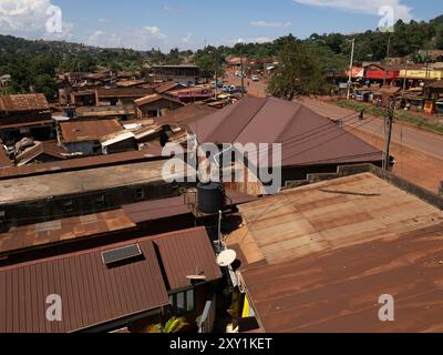 Vue des toits de la ville, Jinja Highway, Jinja 256, Ouganda Banque D'Images