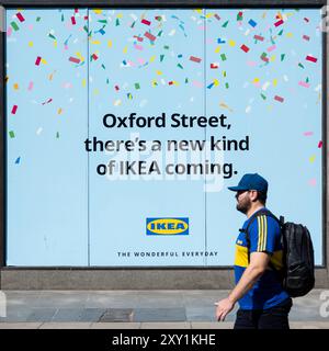 Londres, Royaume-Uni. 27 août 2024. L’extérieur de l’ancien fleuron Top Shop d’Oxford Circus annonce l’arrivée du nouveau magasin du centre-ville d’IKEA en 2025. Les commentateurs ont déclaré qu’Oxford Street, autrefois la rue commerçante la plus fréquentée d’Europe, a encore besoin d’un coup de pouce indispensable. Credit : Stephen Chung / Alamy Live News Banque D'Images