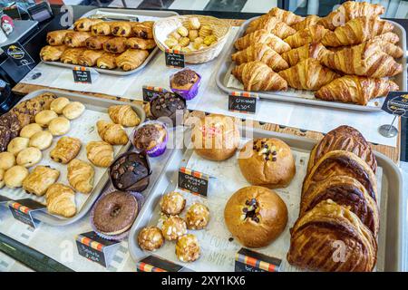 Cannes France, le Suquet vieux quartier, intérieur, affichage de vente, boulangerie boulangerie, desserts sucreries, muffins au chocolat croissants, Europe française Europea Banque D'Images