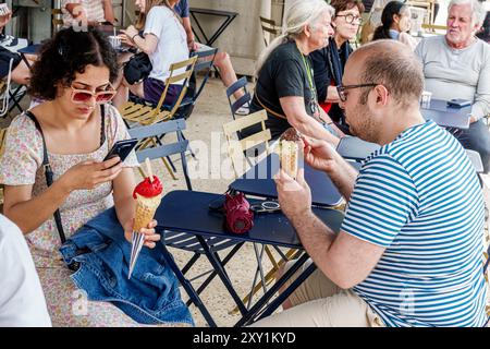 Cannes France,le Suquet vieux quartier,Rue Felix Faure,McDonald's fast food hamburger restaurant McCafe,femme homme couple,manger photographier la crème glacée c Banque D'Images