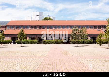 Milan, Italie- 22 juin 2024 : Cour avec les anciens bâtiments industriels en briques rouges magnifiquement restaurés de la fin du XIXe siècle de la Fabbrica del Vapor Banque D'Images