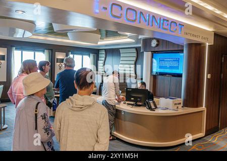 Cannes France, Norwegian Cruise Line NCL navire, évasion de 10 jours itinéraire de la mer Méditerranée, à bord à l'intérieur de l'intérieur, employé d'équipage, les passagers me couple Banque D'Images