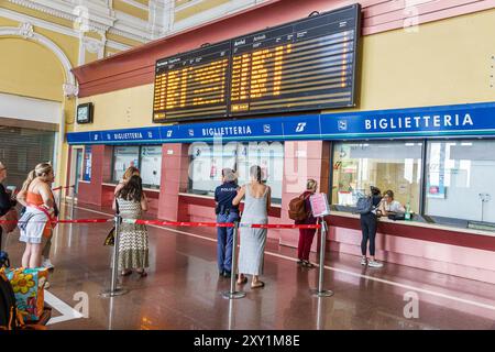 Livourne Italie, Piazza Dante, gare centrale de Livourne, guichet, file d'attente, femmes achetant, horaire aérien, informations de signe, Ita Banque D'Images