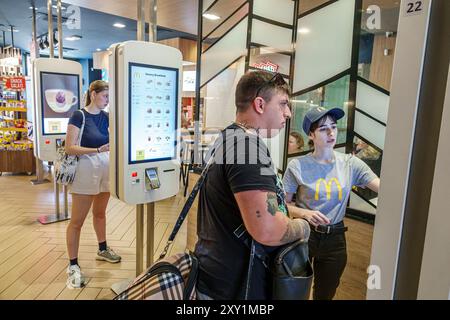 Pise Italie, Piazza della Stazione, gare centrale de Pise, restaurant de hamburger McDonald's fast food, intérieur, tou interactif Banque D'Images