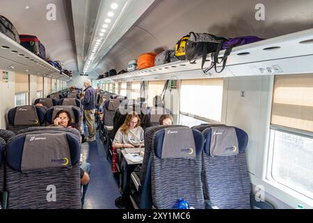 Livourne Italie, Piazza Dante, Livourne centrale gare centrale, à bord intérieur intérieur, Trenitalia Pise, sièges passagers Italien Europe Euro Banque D'Images