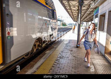 Livourne Italie, Piazza Dante, gare centrale de Livourne, plate-forme de passagers de femme, courant pour attraper Trenitalia, Europe italienne européenne Banque D'Images