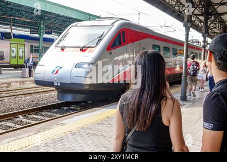 Livourne Italie, Piazza Dante, gare centrale de Livourne, passagers de plate-forme, arrivée Trenitalia, Italie Europe européenne UE, visiteurs Banque D'Images