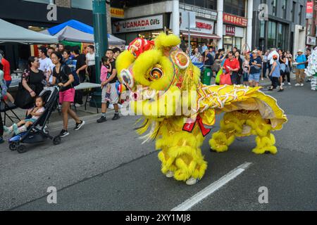 Toronto, ON, Canada - 17 août 2024 : représentations de danse du lion à China Town au Toronto Chinatown Festival 2024. Banque D'Images