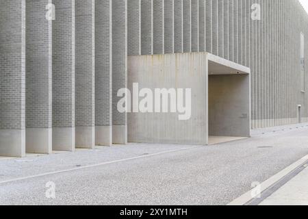 La plate-forme 10 rassemble les Beaux-arts, la photographie et l’art contemporain sur des terrains autrefois utilisés comme hangar de réparation ferroviaire à côté de la gare de Lausanne. Banque D'Images