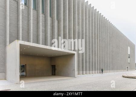 La plate-forme 10 rassemble les Beaux-arts, la photographie et l’art contemporain sur des terrains autrefois utilisés comme hangar de réparation ferroviaire à côté de la gare de Lausanne. Banque D'Images