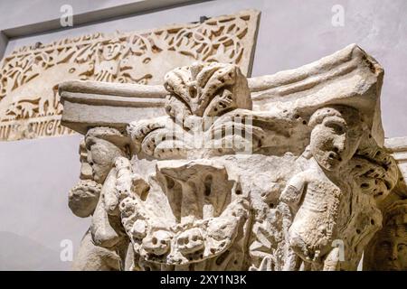 Pise Italie, Museo dell'Opera del Duomo, musée des œuvres collectées de la cathédrale, intérieur, collection d'exposition, haut de colonne sculpté capital, Banque D'Images