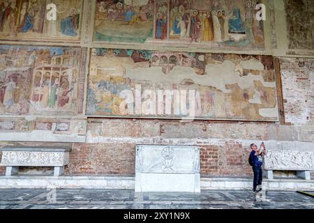 Pise Italie, Piazza dei Miracoli, place des miracles, anciennement Piazza del Duomo, place de la cathédrale, Campo Santo Camposanto monumental cimetière, in Banque D'Images