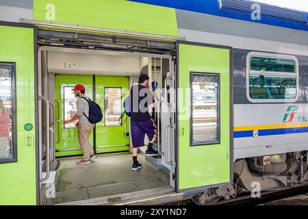 Livourne Italie, Piazza Dante, Livourne centrale gare ferroviaire, passagers à l'intérieur de Trenitalia autocar de Pise, Italie Europe européenne UE, visi Banque D'Images