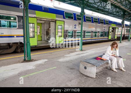 Livourne Italie, Piazza Dante, Livourne centrale gare ferroviaire, femme passager en attente, car Trenitalia de Pise, Italie Europe européenne E Banque D'Images