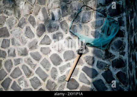 filets de pêche cassés accrochés au mur Banque D'Images
