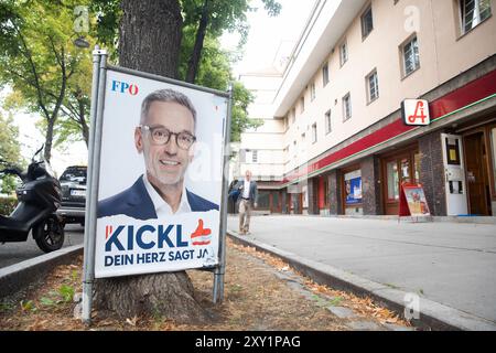 Vienne, Autriche. 27 août 2024. AUTRICHE ; VIENNE ; 20240827 ; affiche pour les prochaines élections du Conseil national autrichien 2024 du Parti de la liberté d'Autriche (FPOe) avec le président Herbert Kickl vu devant le viennois Karl-Marx Hof à Vienne le 27 août 2024. /// Österreich ; WIEN ; 20240827 ; Plakat für die kommende Österreichische Nationalratswahl 2024 der Freiheitliche Partei Österreich ( FPÖ) mit Obmann Herbert Kickl gesehen vor dem wiener Karl - Marx Hof in Wien am 27. Août 2024. - 20240827 PD5239 crédit : APA-PictureDesk/Alamy Live News Banque D'Images