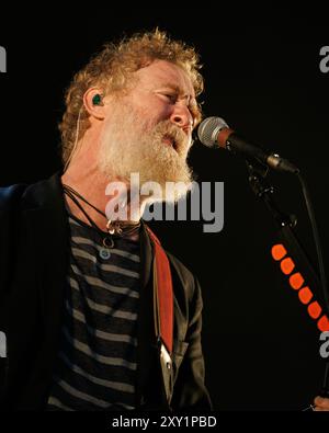 BARCELONE, ESPAGNE - juin 25 : Glen Hansard se produit sur scène au Poble Espanyol le 25 juin 2024. Banque D'Images