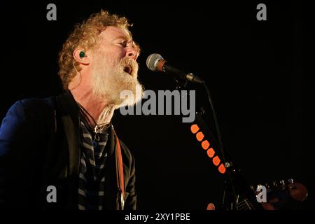 BARCELONE, ESPAGNE - juin 25 : Glen Hansard se produit sur scène au Poble Espanyol le 25 juin 2024. Banque D'Images