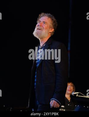 BARCELONE, ESPAGNE - juin 25 : Glen Hansard se produit sur scène au Poble Espanyol le 25 juin 2024. Banque D'Images