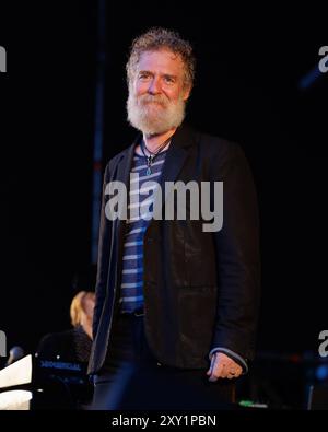 BARCELONE, ESPAGNE - juin 25 : Glen Hansard se produit sur scène au Poble Espanyol le 25 juin 2024. Banque D'Images