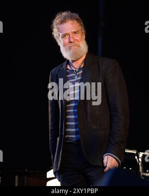 BARCELONE, ESPAGNE - juin 25 : Glen Hansard se produit sur scène au Poble Espanyol le 25 juin 2024. Banque D'Images