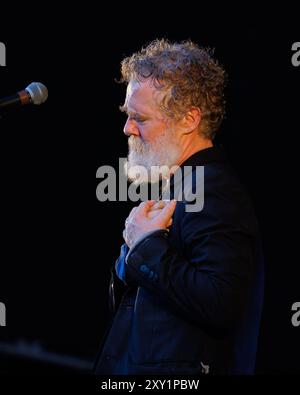 BARCELONE, ESPAGNE - juin 25 : Glen Hansard se produit sur scène au Poble Espanyol le 25 juin 2024. Banque D'Images