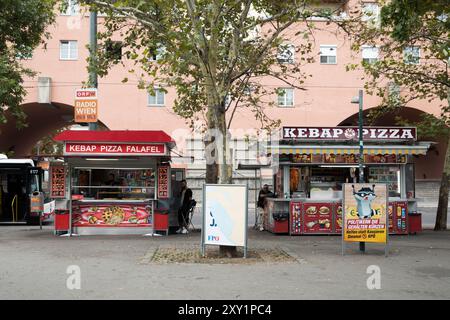 Vienne, Autriche. 27 août 2024. AUTRICHE ; VIENNE ; 20240827 ; affiche endommagée pour la prochaine élection du Conseil national autrichien 2024 du Parti de la liberté d'Autriche (FPOe) vue devant le Karl - Marx Hof de Vienne à Vienne le 27 août 2024. /// Österreich ; WIEN ; 20240827 ; Beschädigtes Plakat für die kommende Österreichische Nationalratswahl 2024 der Freiheitliche Partei Österreich ( FPÖ) gesehen vor dem wiener Karl - Marx Hof in wien am 27. Août 2024. - 20240827 PD5241 crédit : APA-PictureDesk/Alamy Live News Banque D'Images