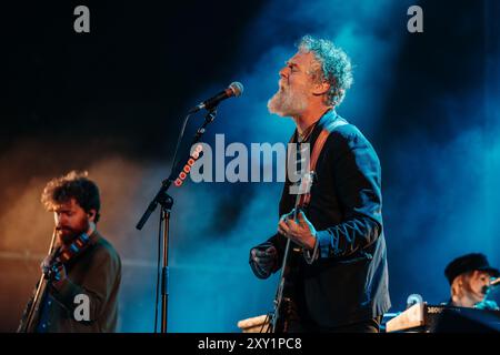 BARCELONE, ESPAGNE - juin 25 : Glen Hansard se produit sur scène au Poble Espanyol le 25 juin 2024. Banque D'Images