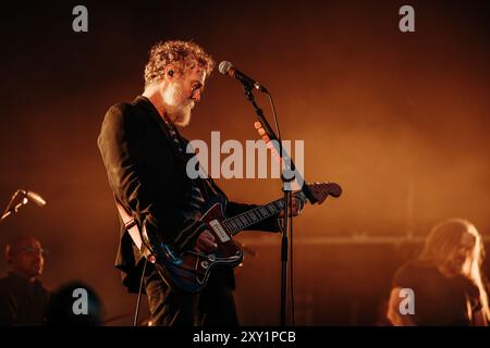 BARCELONE, ESPAGNE - juin 25 : Glen Hansard se produit sur scène au Poble Espanyol le 25 juin 2024. Banque D'Images