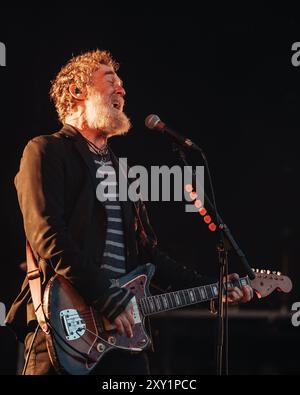 BARCELONE, ESPAGNE - juin 25 : Glen Hansard se produit sur scène au Poble Espanyol le 25 juin 2024. Banque D'Images