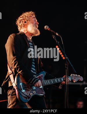 BARCELONE, ESPAGNE - juin 25 : Glen Hansard se produit sur scène au Poble Espanyol le 25 juin 2024. Banque D'Images