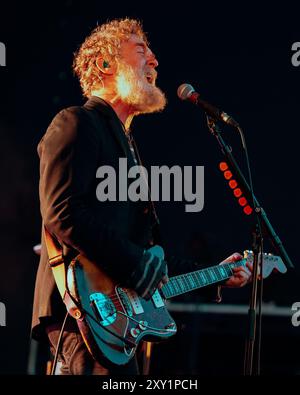 BARCELONE, ESPAGNE - juin 25 : Glen Hansard se produit sur scène au Poble Espanyol le 25 juin 2024. Banque D'Images