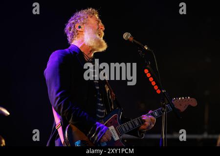 BARCELONE, ESPAGNE - juin 25 : Glen Hansard se produit sur scène au Poble Espanyol le 25 juin 2024. Banque D'Images