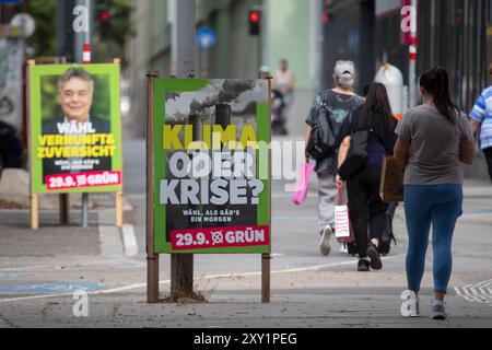 Vienne, Autriche. 27 août 2024. AUTRICHE ; VIENNE ; 20240827 ; affiches des Verts pour les prochaines élections du Conseil national autrichien 2024 vues à Vienne le 27 août 2024. /// Österreich ; WIEN ; 20240827 ; Plakate der Grüne für die kommende Österreichische Nationalratswahl 2024 gesehen in Wien am 27. Août 2024. - 20240827 PD5243 crédit : APA-PictureDesk/Alamy Live News Banque D'Images