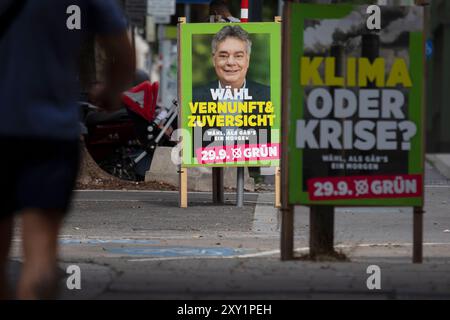Vienne, Autriche. 27 août 2024. AUTRICHE ; VIENNE ; 20240827 ; affiches des Verts pour les prochaines élections du Conseil national autrichien 2024 vues à Vienne le 27 août 2024. /// Österreich ; WIEN ; 20240827 ; Plakate der Grüne für die kommende Österreichische Nationalratswahl 2024 gesehen in Wien am 27. Août 2024. - 20240827 PD5244 crédit : APA-PictureDesk/Alamy Live News Banque D'Images