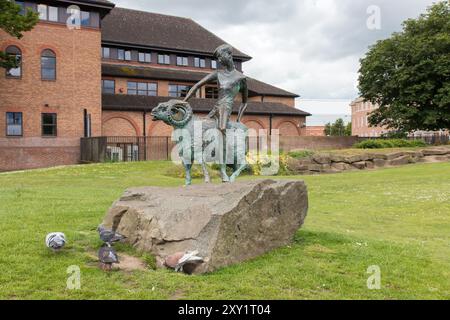 La statue du garçon et du bélier à Derby Banque D'Images