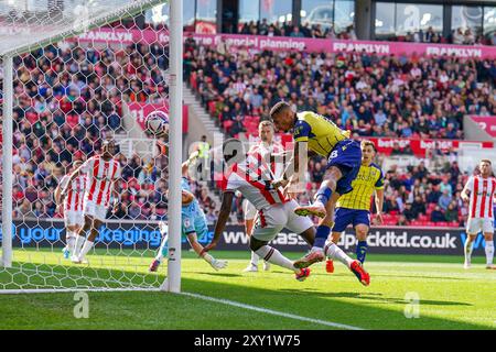 Stoke on Trent, Royaume-Uni. 24 août 2024. Karlan Grant (18 ans), attaquant de West Bromwich Albion, marque un BUT 0-1 et célèbre le match du Stoke City FC contre West Bromwich Albion FC SKY Bet EFL Championship au stade Bet365, Stoke-on-Trent, Royaume-Uni, le 24 août 2024 crédit : Every second Media/Alamy Live News Banque D'Images