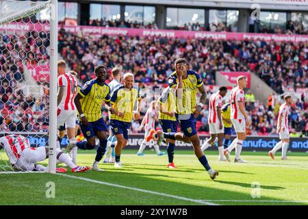 Stoke on Trent, Royaume-Uni. 24 août 2024. Karlan Grant (18 ans), attaquant de West Bromwich Albion, marque un BUT 0-1 et célèbre le match du Stoke City FC contre West Bromwich Albion FC SKY Bet EFL Championship au stade Bet365, Stoke-on-Trent, Royaume-Uni, le 24 août 2024 crédit : Every second Media/Alamy Live News Banque D'Images