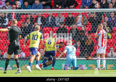 Karlan Grant (18 ans), attaquant de West Bromwich Albion, marque un BUT 0-1 et célèbre le match du Stoke City FC v West Bromwich Albion FC SKY Bet EFL Championship au stade Bet365, Stoke-on-Trent, Angleterre, Royaume-Uni le 24 août 2024 Credit : Every second Media/Alamy Live News Banque D'Images