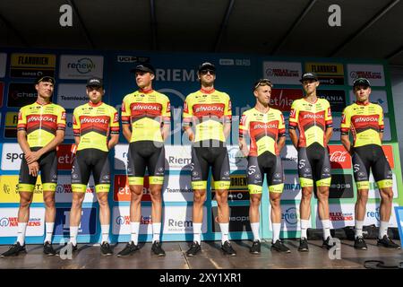 Bilzen, Belgique. 27 août 2024. Les coureurs de Bingoal WB photographiés lors de la présentation des équipes en amont de la course cycliste multi-étapes 'Renewi Tour', qui débutera demain, mardi 27 août 2024. La course de cinq jours se déroule en Belgique et aux pays-Bas. BELGA PHOTO DAVID PINTENS crédit : Belga News Agency/Alamy Live News Banque D'Images