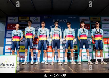 Bilzen, Belgique. 27 août 2024. Les coureurs de TDT-Unibet photographiés lors de la présentation des équipes avant la course cycliste multi-étapes 'Renewi Tour', qui débutera demain, le mardi 27 août 2024. La course de cinq jours se déroule en Belgique et aux pays-Bas. BELGA PHOTO DAVID PINTENS crédit : Belga News Agency/Alamy Live News Banque D'Images