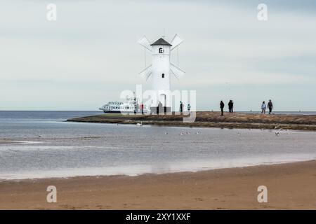 Phare à Świnoujście sur la mer Baltique. Paysage de destination maritime Banque D'Images