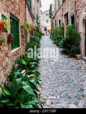 Une vue portrait d'une jolie rue étroite dans la ville de Valdemossa sur l'île espagnole de Majorque Banque D'Images